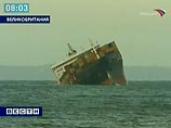 Как передает SkyNews, на борту судна было примерно 2400 контейнеров, и в результате аварии по меньшей мере 200 из них оказались за бортом