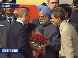 У трапа самолета, приземлившегося на авиабазе Палам в Нью-Дели Путина встречал премьер-министр Индии Манмохан Сингх