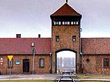 Британский историк Дэвид Ирвинг, один из самых известных отрицателей Холокоста, недавно вышедший из австрийской тюрьмы и выдвореный из Австрии, заявил накануне вечером в интервью итальянскому телеканалу Sky TG24 News, что Освенцим был туристическим объект