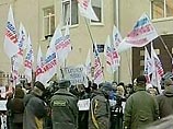 Как передает РИА "Новости", перед зданием консульства собралось около 50 человек - членов Молодой гвардии Единой России. Они держали в руках флаги своей организации, многие из них зажгли свечи