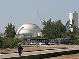 Как сообщило официальное иранское информагентство IRNА со ссылкой на осведомленный источник, три специалиста МАГАТЭ, прибывшие в пятницу, проведут проверки в ядерном центре по конверсии урановой руды в Исфагане и на заводе по обогащению урана в Натанзе