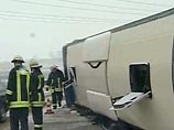 Крупная автомобильная авария произошла сегодня утром на автобане между Вюрцбургом и Франкфуртом-на-Майне. 44 человека получили ранения. Жизнь двоих находится под угрозой, семеро - тяжело ранены, сообщила полиция