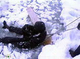 В Новгородской области провалился под лед рыбак - водолазы ведут поиск