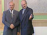 Белорусский президент Александр Лукашенко заявил во вторник на встрече с лидером КПРФ Геннадием Зюгановым, что, независимо от конфликтов с российскими властями, Белоруссия "всегда была и будет с русским народом"