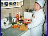 роль помощника повара выполняет дочь соседа