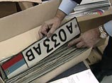 Сотрудники ГИБДД поменяли депутатские спецномера на обычные прямо в здании Госдумы Сотрудники ГИБДД поменяли депутатские спецномера на обычные прямо в здании Госдумы