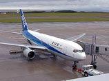 В японском аэропорту экстренно сел Boeing-767 с загоревшимся двигателем В японском аэропорту экстренно сел Boeing-767 с загоревшимся двигателем