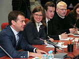 Медведев обсудил нацпроекты с прокремлевской молодежью