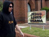 В плакате "Иисус любит Усаму" не заметили мелкий шрифт