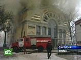 Огонь, охвативший кинотеатр "Слава" на востоке Москвы, продолжает распространяться