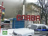 Как сообщили РИА "Новости" в противопожарной службе, возгорание началось на втором этаже трехэтажного здания, в настоящий момент горят два верхних этажа