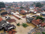 Полностью затоплены Восточные ворота и дамбы, защищающие город от прибывающей воды со стороны Богора, города-спутника Джакарты