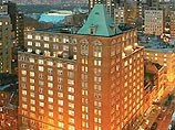 Гальмонд снял номер в пятизвездочном отеле Mandarin, находящемся в Центральном Манхеттене. Оттуда владельца "Мегафона" забрали в полицию, где он вынужден был провести два дня
