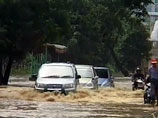 В настоящее время уровень воды немного спал, однако местные власти не прекращают предупреждать жителей города о возможной опасности повторения трагедии В настоящее время уровень воды немного спал, однако местные власти не прекращают предупреждать жителей города о возможной опасности повторения трагедии