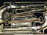 Пара изящных дуэльных пистолетов в ящике с принадлежностями создана в 20-30-х годах XIX века Дрезденским оружейником Карлом Ульбрихом