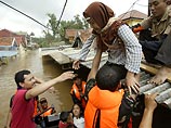 На этот момент число погибших в результате наводнения в Джакарте и ее окрестностях достигло 29 человек. По различным оценкам, затоплено уже от 40 до 75% территории города, в ряде мест уровень воды сохраняется на уровне трех-четырех метров