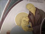 Ленин показан стригущим бороду закованному в наручники и стоящему на коленях святителю Луке, что должно символизировать преследования Церкви со стороны большевиков
