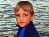 Павел Матросов 1996 года рождения: на вид 10 лет, рост 110-120 см, волосы короткие, русые. Был одет в куртку красного цвета с капюшоном и с синей полосой посередине, верхняя часть куртки синего цвета