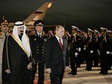 Накануне вечером президент России Владимир Путин прибыл в столицу Саудовской Аравии Эр-Рияд, с которой началось его ближневосточное турне