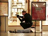 Преступник вошел в торговый центр и по непонятной причине открыл беспорядочную стрельбу по людям