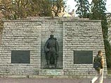 До восстановления независимости Эстонии в этот день отмечалось освобождение Таллина от фашистов и по традиции ветераны Великой отечественной войны и жители столицы 22 сентября возлагают венки и цветы на могилы советских воинов До восстановления независимости Эстонии в этот день отмечалось освобождение Таллина от фашистов и по традиции ветераны Великой отечественной войны и жители столицы 22 сентября возлагают венки и цветы на могилы советских воинов