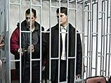 Офицеры Внутренних войск Сергей Аракчеев и Евгений Худяков, обвиняемые в убийстве трех жителей Чечни, отпущены под подписку о невыезде на время процесса