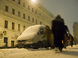 Москву завалило снегом, а в среду на столицу обрушится новый снежный "залп"