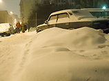 По прогнозам синоптиков, сильный снегопад, обрушившийся на Москву во вторник, продолжится до трех часов ночи среды