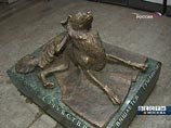 Фигура собаки установлена в вестибюле станции метро "Мендлеевская", рядом с переходом, где несколько лет назад был прилюдно убит кухонным ножом бездомный пес по кличке Мальчик, которого опекали работники метрополитена Фигура собаки установлена в вестибюле станции метро "Мендлеевская", рядом с переходом, где несколько лет назад был прилюдно убит кухонным ножом бездомный пес по кличке Мальчик, которого опекали работники метрополитена