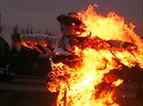 В Приморье активисты "Молодой гвардии" сожгли на Масленицу чучела врагов России