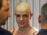 Бритни Спирс в очередной раз вызвала шок своим поведением. В минувшую пятницу вечером певица пришла в парикмахерскую Esther's Hair Salon в Лос-Анджелесе и, пожаловавшись на свои нарощенные волосы, попросила владелицу Эстер Тоньоцци побрить ей голову