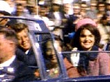 В США обнародована новая запись Кеннеди за 1,5 минуты до покушения. На ней четко видны Кеннеди и его жена Жаклин, едущие в сторону площади Dealey мимо отеля Dealey Plaza, примерно за 90 секунд до убийства