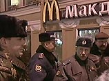 В ГУВД Санкт-Петербурга считают, что взрыв, прогремевший вечером 18 февраля в ресторане McDonald`s в центре северной столицы, мог быть акцией запугивания, отвлекающим маневром (чтобы переключить внимание милиции от другого преступления), простой хулиганск