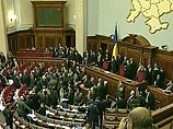 Фракция проправительственной Партии регионов Украины заблокировала подступы к трибуне, президиуму и ложи правительства в Верховной Рады, чтобы не допустить срыва заседания парламента оппозицией