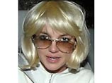 Скандальная Бритни Спирс, которая в минувшую пятницу побрилась налысо, в воскресенье днем была замечена в блонд-парике в лос-анджелесском отеле Mondrian Hotel