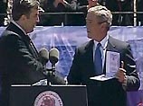 Джордж Буш получил орден Святого Георгия из рук Михаила Саакашвили 10 мая 2005 года и стал первым кавалером этого ордена. Спустя год и три месяца, 28 августа 2006 года президент Грузии наградил Орденом Победы имени Святого Георгия сенатора Джона МакКейна