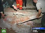 Часть жильцов сумела выбраться из здания самостоятельно, остальным потребовалась помощь спасателей. Как заявили представители городской власти, спасатели вызволили 12 человек Часть жильцов сумела выбраться из здания самостоятельно, остальным потребовалась помощь спасателей. Как заявили представители городской власти, спасатели вызволили 12 человек