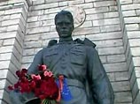 Венок из колючей проволоки хотели возложить Воину-освободителю эстонские националисты
Венок из колючей проволоки хотели возложить Воину-освободителю эстонские националисты