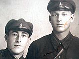 Ивана Сысоева (на фото справа) и еще дюжину человек, погибших в один день с ним, похоронили 25 сентября 1944 года со всеми воинскими почестями в центре освобожденного города Ивана Сысоева (на фото справа) и еще дюжину человек, погибших в один день с ним, похоронили 25 сентября 1944 года со всеми воинскими почестями в центре освобожденного города