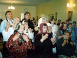 Быть сурдопереводчиком в церкви - задача не из легких. Он должен сначала церковнославянский текст перевести про себя на русский язык, потом уже с русского - на язык жестов Быть сурдопереводчиком в церкви - задача не из легких. Он должен сначала церковнославянский текст перевести про себя на русский язык, потом уже с русского - на язык жестов