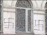 В ночь на пятницу владивостокская синагога была расписана нацистскими свастиками и антисемитскими надписями