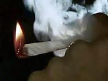 На видео один из подростков вставляет в рот малыша самокрутку с наркотиком. На других кадрах мальчик уже самостоятельно курит "травку", сообщает АР На видео один из подростков вставляет в рот малыша самокрутку с наркотиком. На других кадрах мальчик уже самостоятельно курит "травку", сообщает АР