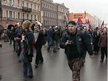 Несколько тысяч представителей либеральных и левых групп прошли маршем по главному проспекту Санкт-Петербурга, скандируя "Позор!"