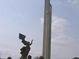Латвийские националисты предлагают по примеру Эстонии снести Монумент освободителям Риги
Латвийские националисты предлагают по примеру Эстонии снести Монумент освободителям Риги