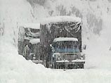 Транскавказская магистраль закрыта с 01:00 по московскому времени из-за обильного снегопада, не прекращающегося уже сутки, рекомендации для принятия правительственного распоряжения (о закрытии дороги) дали противолавинные и дорожные службы