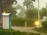 По данным метеорологов, разрушительный ураган четвертой категории опасности продолжает движение в глубь континента, однако в любой момент может изменить свое направление