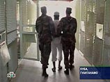 Подозреваемые были доставлены на Гуантанамо после того, как несколько лет провели в секретных тюрьмах ЦРУ. Они впервые предстанут перед судебными органами