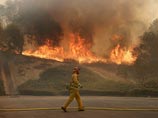 Крупный лесной пожар в Калифорнии угрожает элитным особнякам