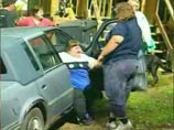 На кадрах, которые впервые были показаны в феврале, глазам зрителей предстает пугающее зрелище. 7-летняя Джессика, которая из-за своего огромного веса уже не может ходить и даже стоять на ногах, передвигается по дому лишь ползком или в сидячем положении На кадрах, которые впервые были показаны в феврале, глазам зрителей предстает пугающее зрелище. 7-летняя Джессика, которая из-за своего огромного веса уже не может ходить и даже стоять на ногах, передвигается по дому лишь ползком или в сидячем положении