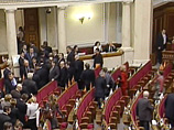 На Украине могут произойти досрочные парламентские выборы и формирование нового правительства, если оппозиционеры, покинувшие во вторник заседание Верховной Рады, продолжат свое наступление на премьера Виктора Януковича